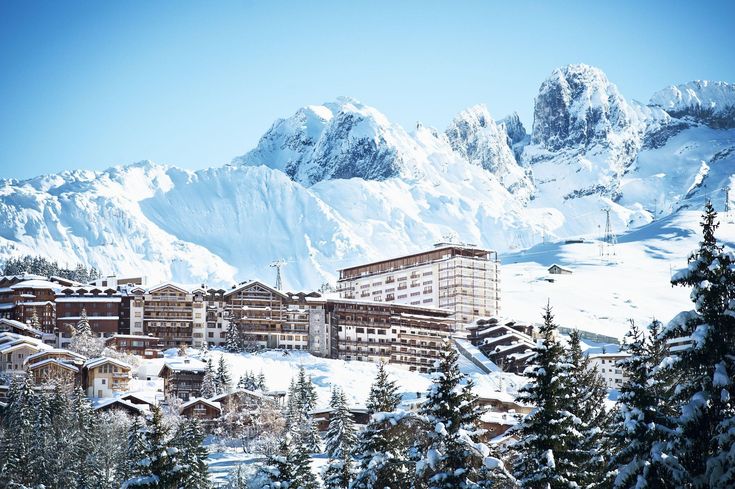 Condominios de montaña en la nieve