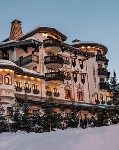Hotel de montaña rodeado de nieve