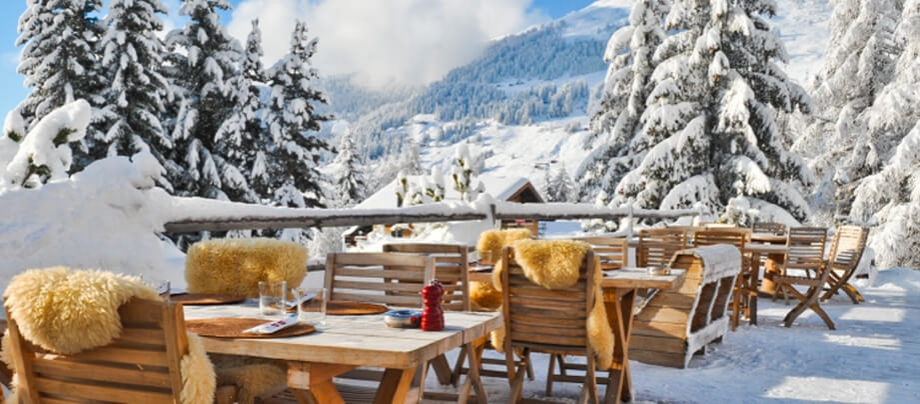 Terraza de un restaurante de montaña en la nieve